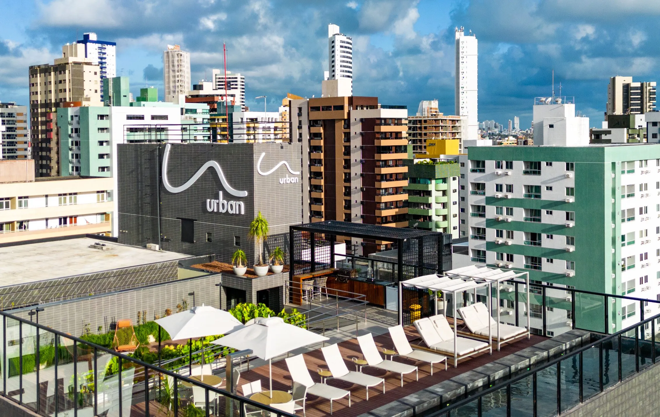 Rooftop do Urban 750 com vista para o skyline de João Pessoa