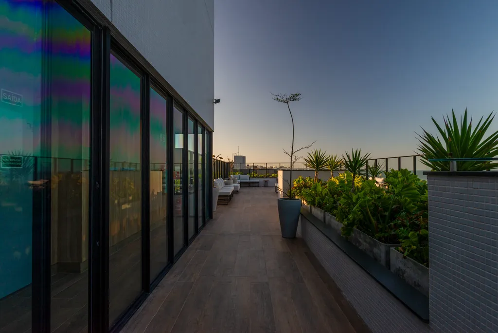 Passagem externa do Urban Blue View ao entardecer
