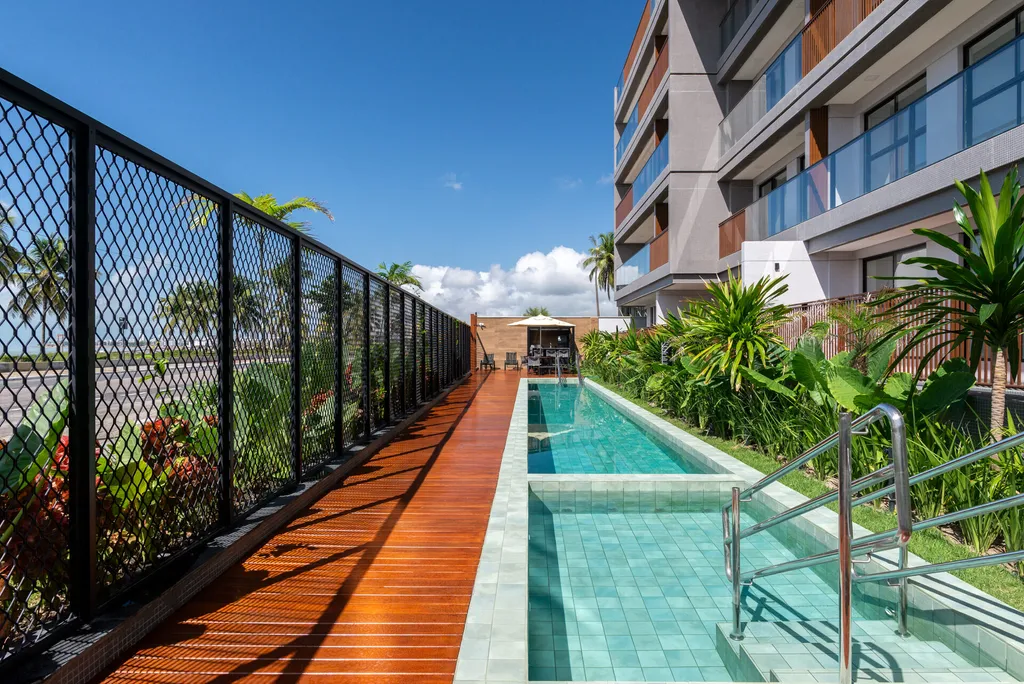 Piscina com deck de madeira do Urban Blue View