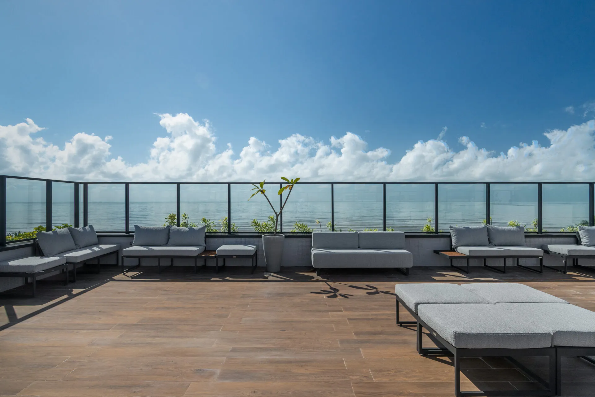 Deck do rooftop do Urban Blue View com vista para o mar