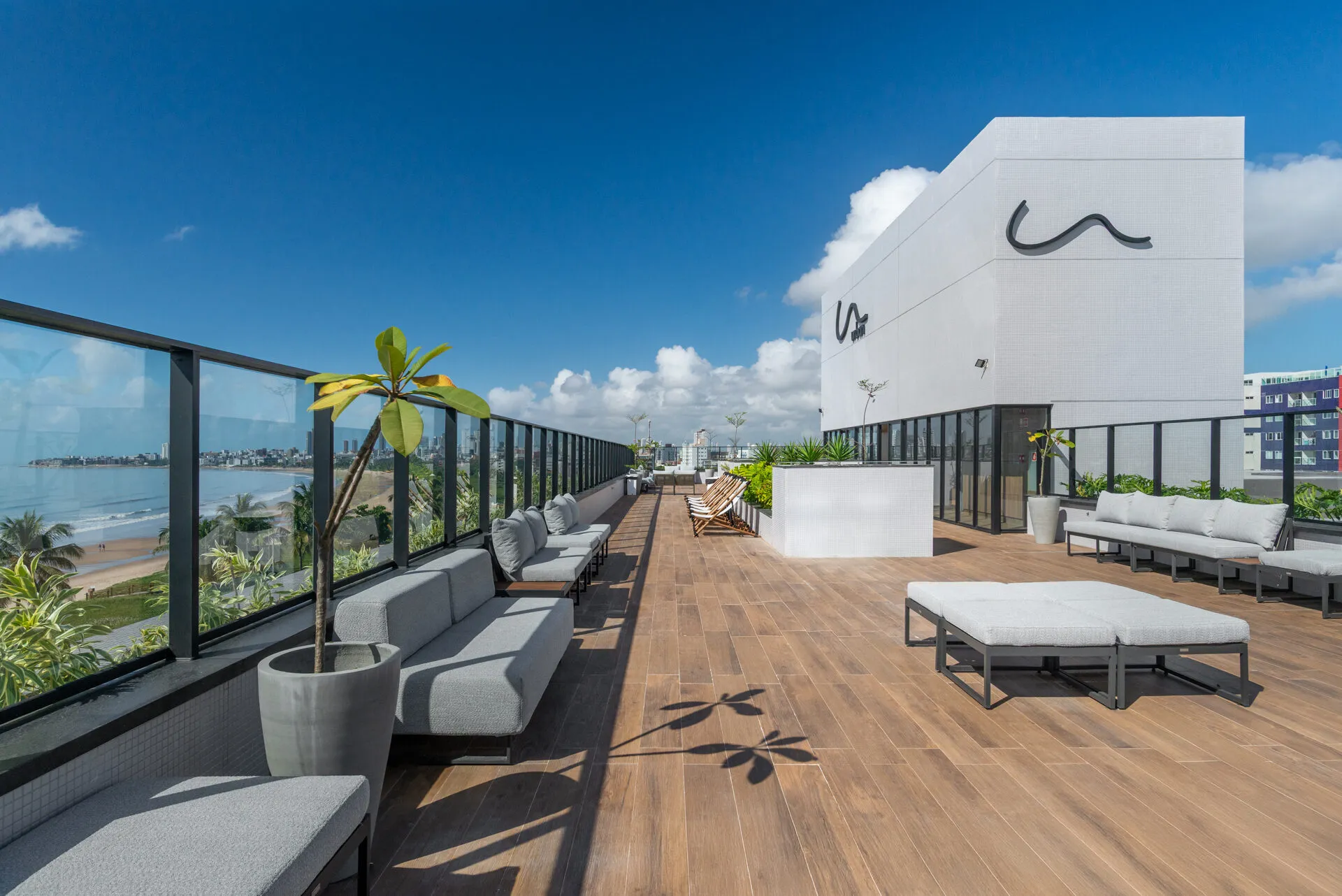 Passagem externa do Urban Blue View ao entardecer