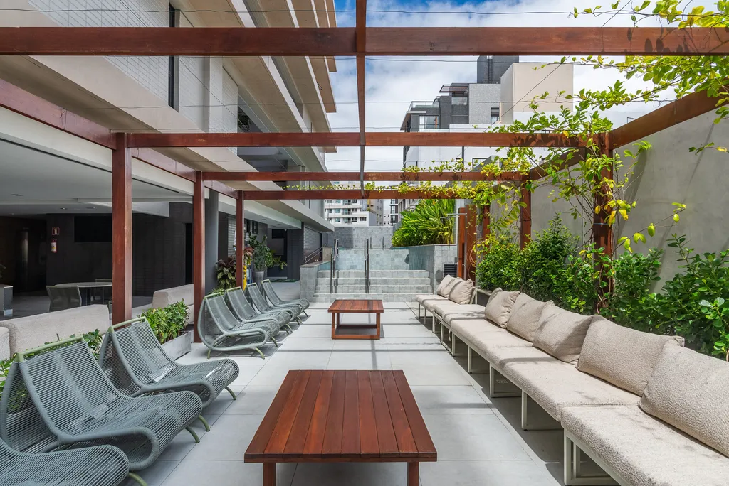 Área de convivência sob a pérgola do Gameleira Jardins