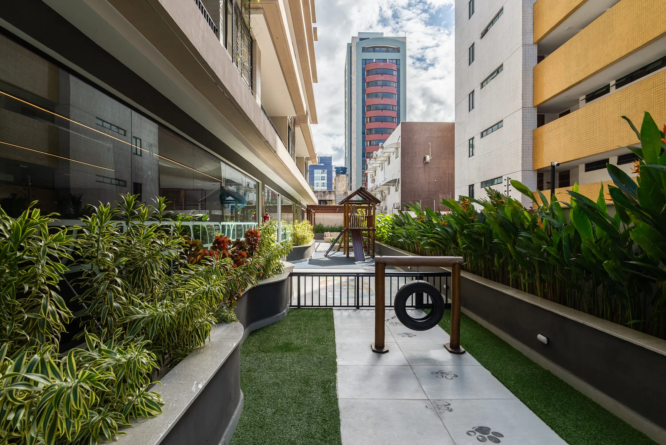 Jardim entre os blocos do Gameleira Jardins