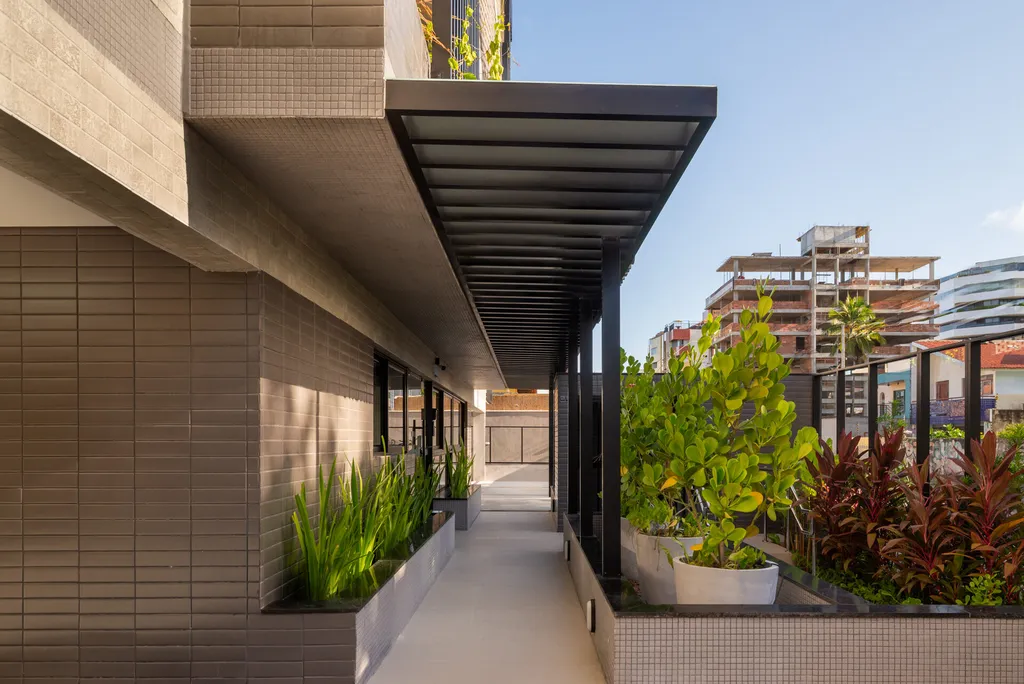 Passagem lateral com jardim do Urban Mares