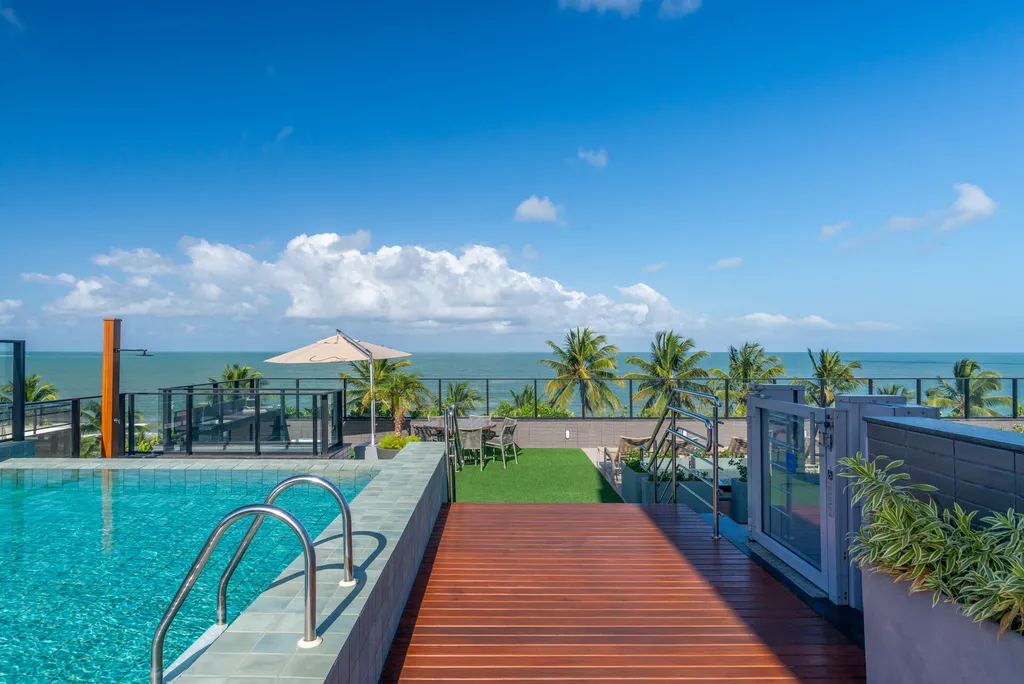 Piscina na cobertura do Urban Mares com vista para o mar
