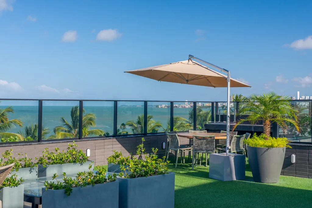 Lounge do rooftop do Urban Mares com vista para o mar