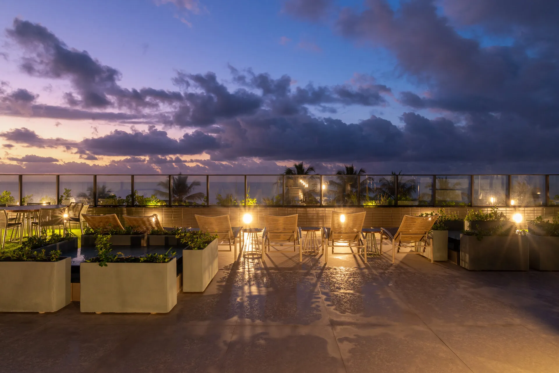Rooftop do Urban Mares iluminado ao entardecer