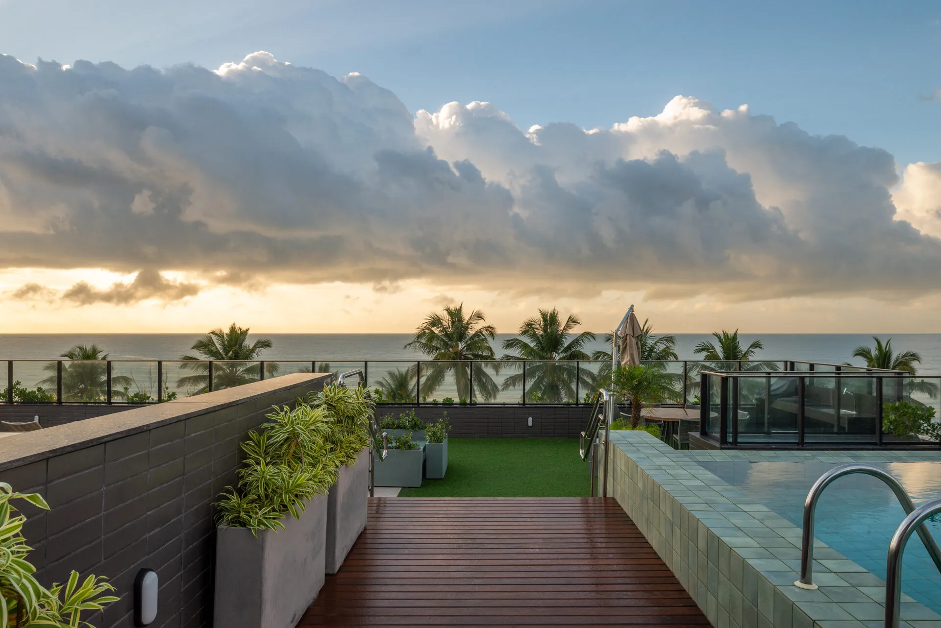 Piscina na cobertura do Urban Mares com vista para o mar